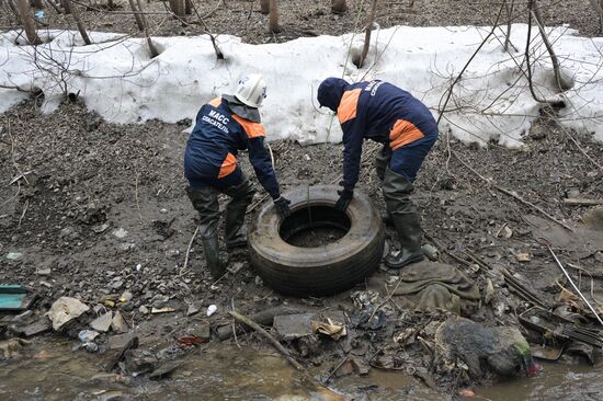 Очистка русла малой реки Ельцовка в преддверии паводка в Новосибирске