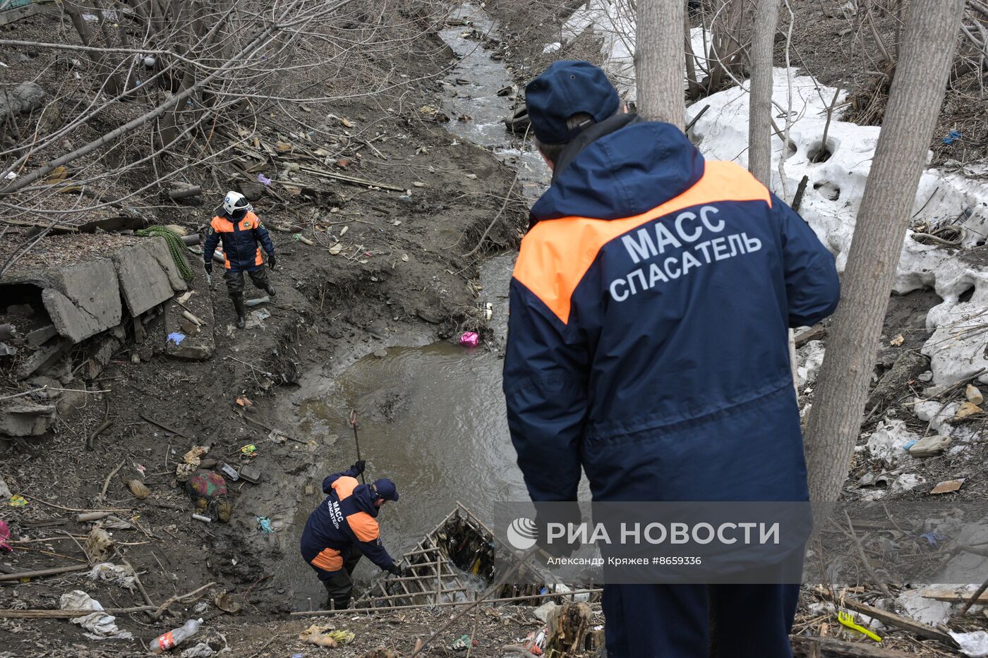 Очистка русла малой реки Ельцовка в преддверии паводка в Новосибирске