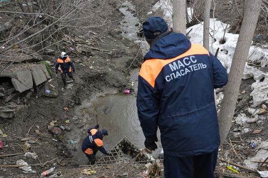 Очистка русла малой реки Ельцовка в преддверии паводка в Новосибирске