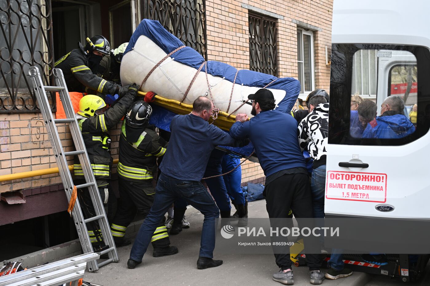Спасатели эвакуируют из квартиры мужчину весом около 400 кг