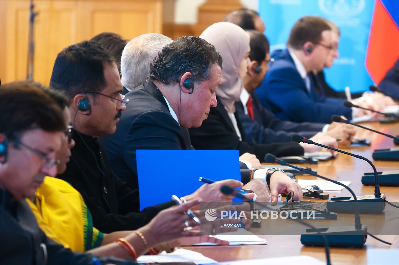 Встреча главы МИД РФ С. Лаврова с представителями комитетов по международным делам парламентов стран-членов БРИКС 