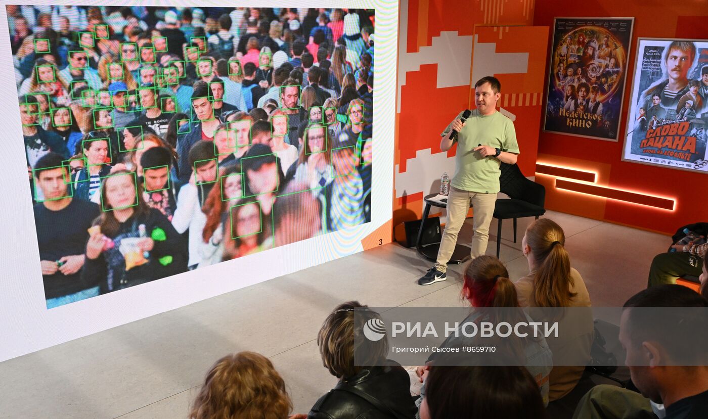 Выставка "Россия". Мастер-класс "Искусственный интеллект: помощь или угроза современного мира? Нейросети в медиа"