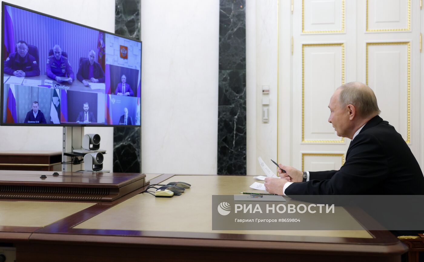 Президент Владимир Путин провел совещание по вопросам ликвидации последствий паводков