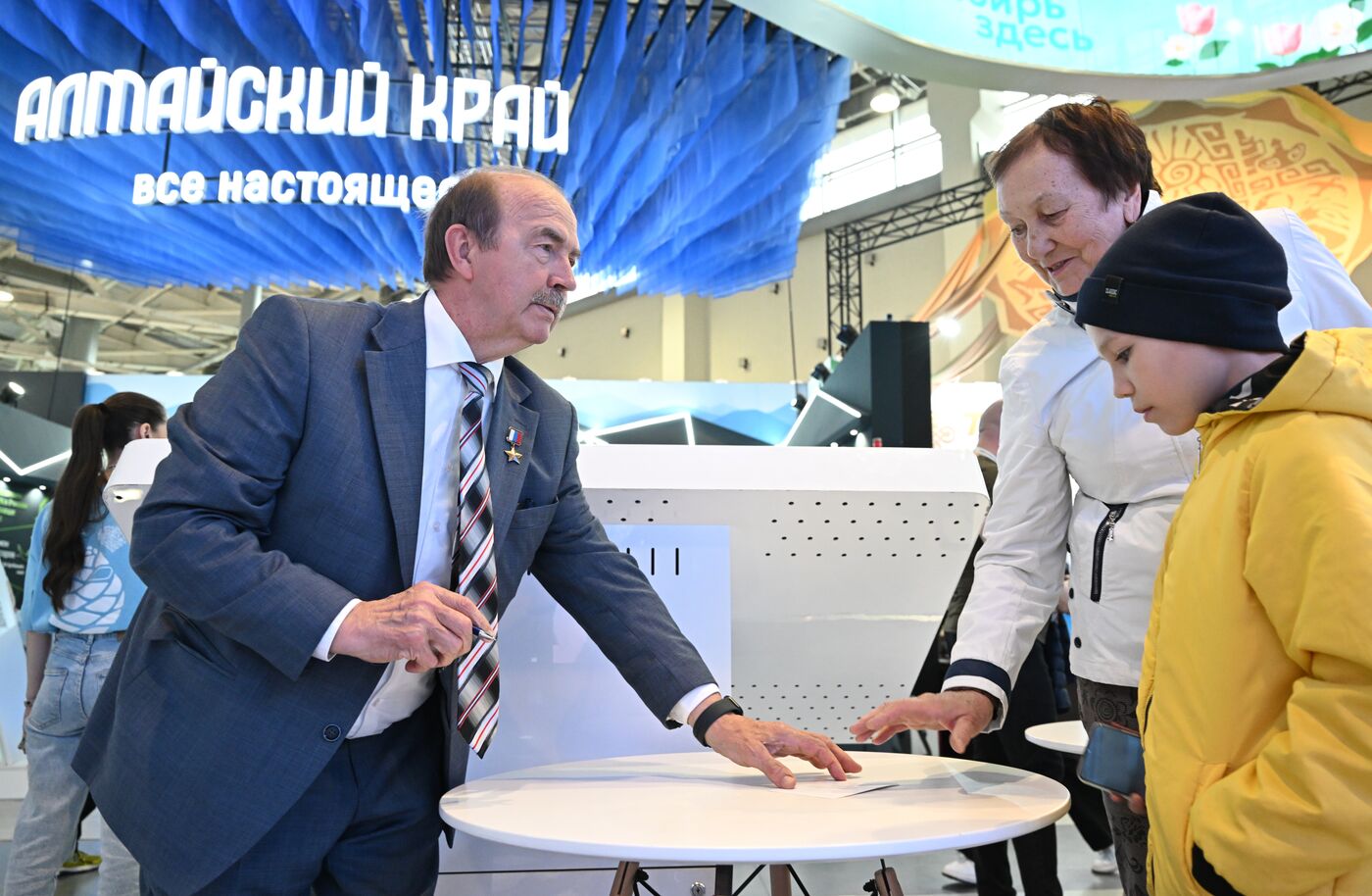 Выставка "Россия". День космонавтики