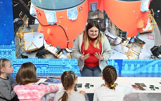 Выставка "Россия". День космонавтики