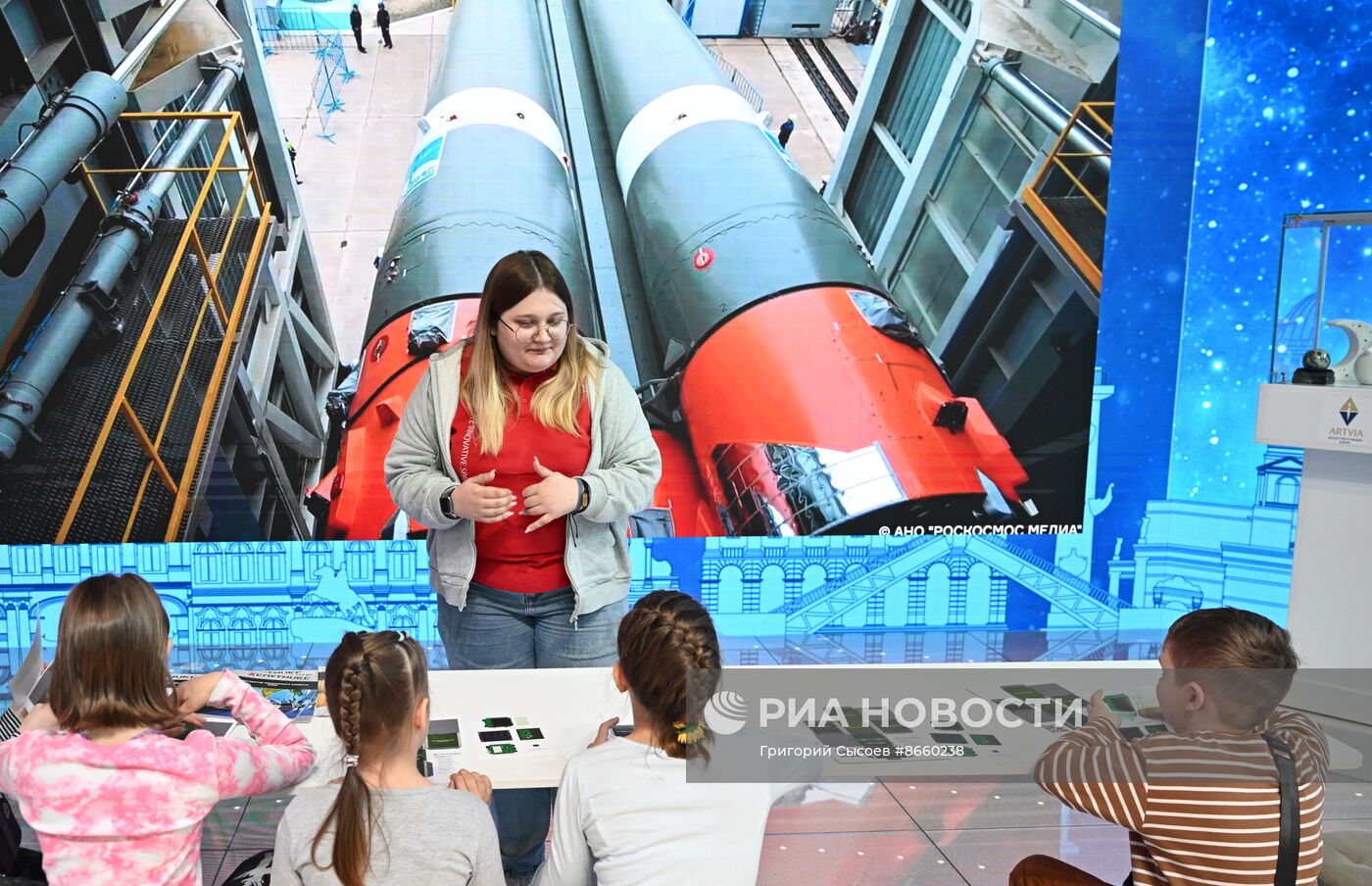 Выставка "Россия". День космонавтики