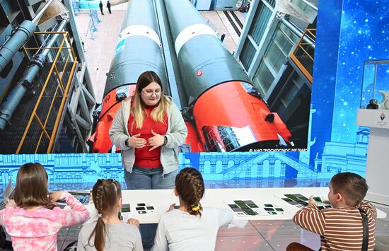Выставка "Россия". День космонавтики