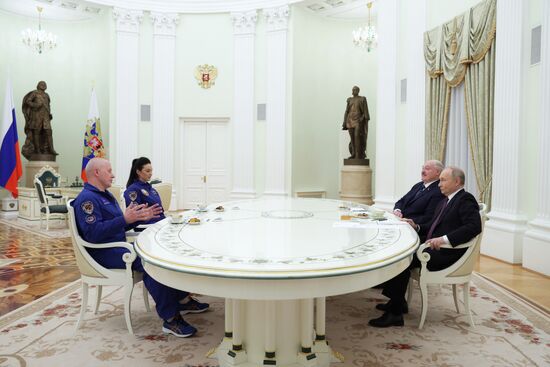 Встреча президентов России и Белоруссии с космонавтами 21-й экспедиции на МКС