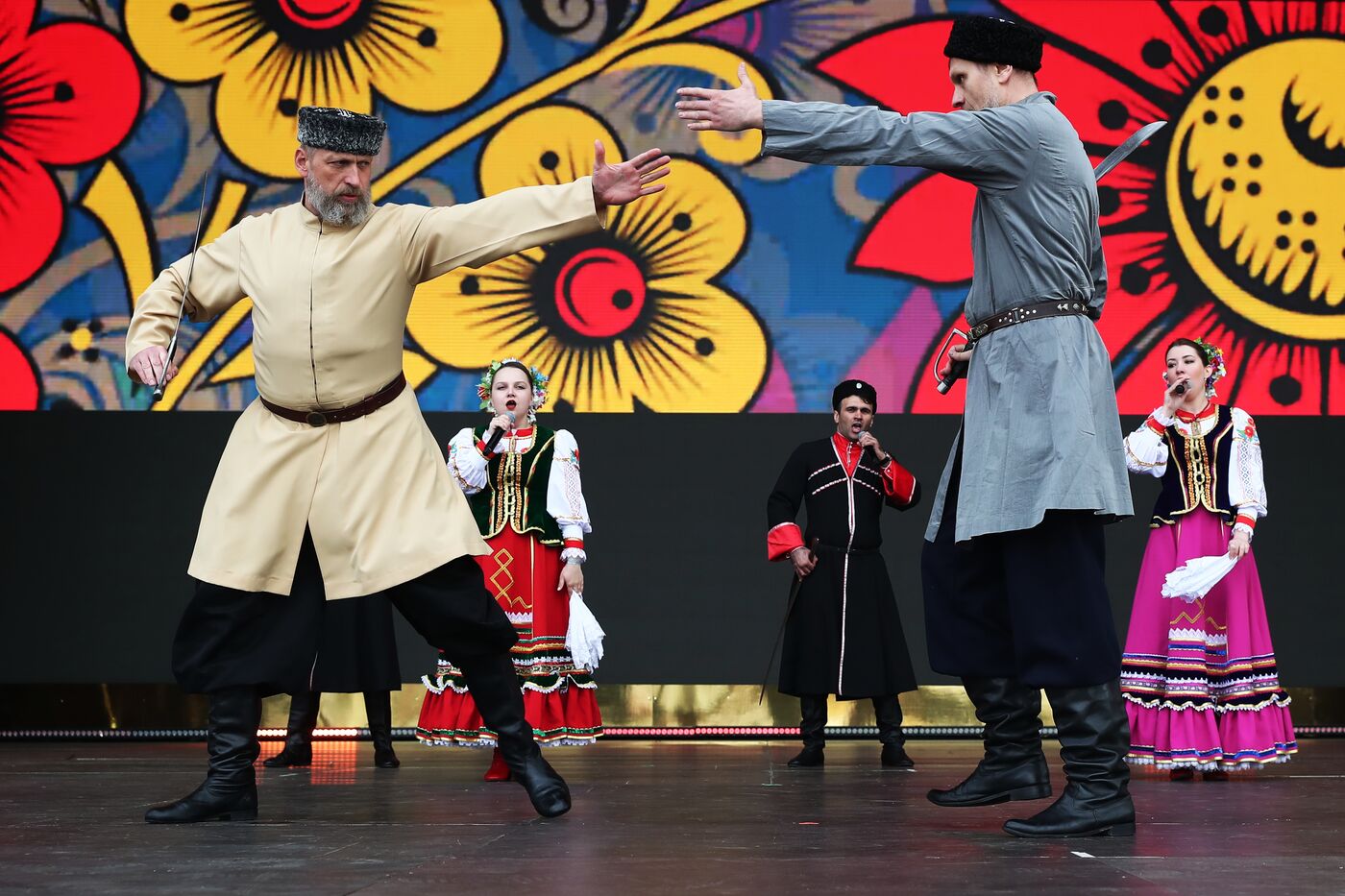 Выставка "Россия". Концерт "Весна идет - весне дорогу!" ансамбля "Казаки.ру"