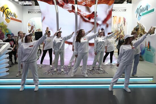 Выставка "Россия". Танцевальный флешмоб "Прекрасное далеко"