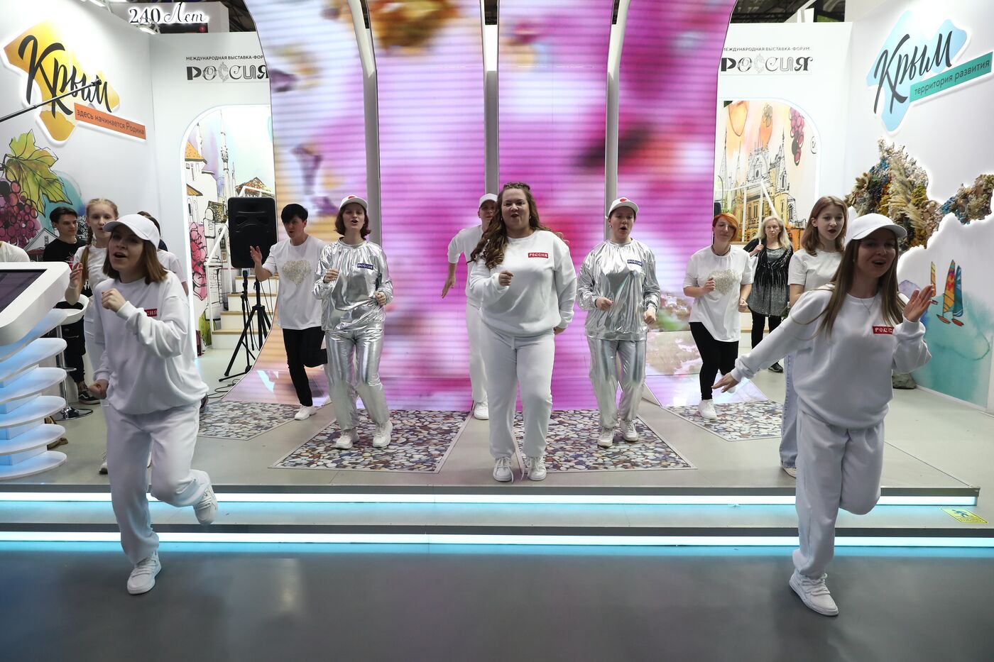 Выставка "Россия". Танцевальный флешмоб "Прекрасное далеко"