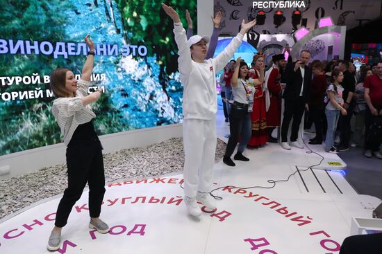 Выставка "Россия". Танцевальный флешмоб "Прекрасное далеко"