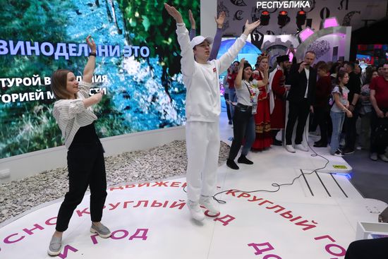 Выставка "Россия". Танцевальный флешмоб "Прекрасное далеко"