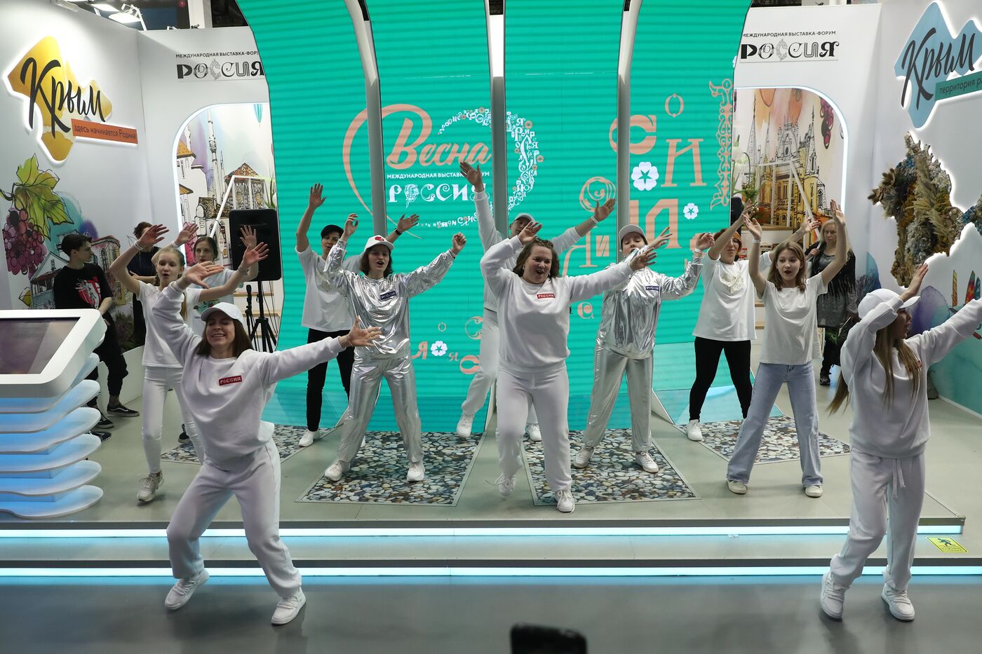 Выставка "Россия". Танцевальный флешмоб "Прекрасное далеко"