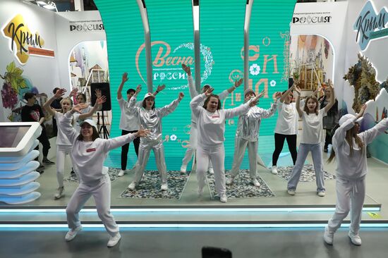 Выставка "Россия". Танцевальный флешмоб "Прекрасное далеко"