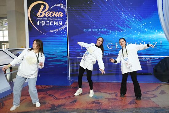 Выставка "Россия". Танцевальный флешмоб "Прекрасное далеко"