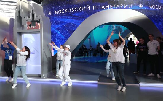 Выставка "Россия". Танцевальный флешмоб "Прекрасное далеко"