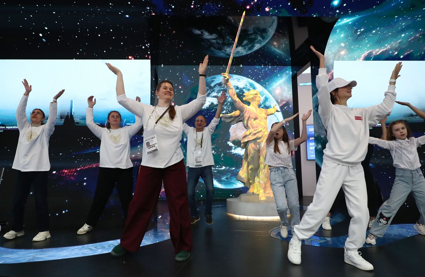 Выставка "Россия". Танцевальный флешмоб "Прекрасное далеко"