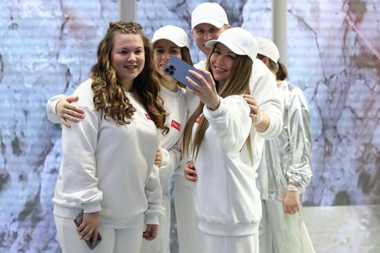 Выставка "Россия". Танцевальный флешмоб "Прекрасное далеко"