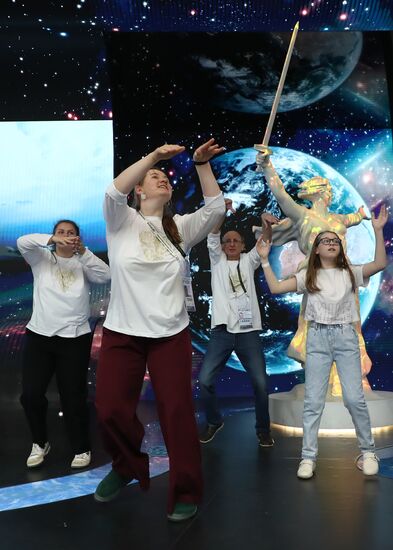 Выставка "Россия". Танцевальный флешмоб "Прекрасное далеко"