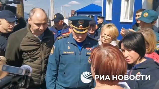 Встреча главы МЧС Куренкова с пострадавшими в старом городе Орска 