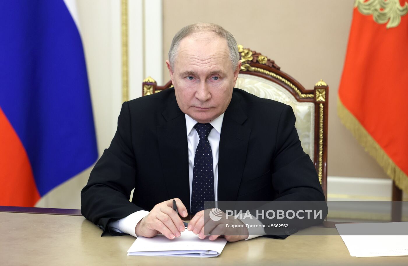 Президент Владимир Путин провел встречу с губернатором Волгоградской области Андреем Бочаровым