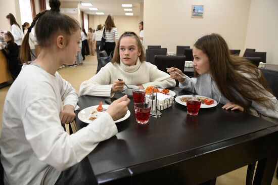 Федеральная территория "Сириус" приняла детей из Белгородской области