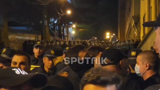 МВД Грузии призывает участников акции протеста в центре Тбилиси не выходить за рамки мирных собраний