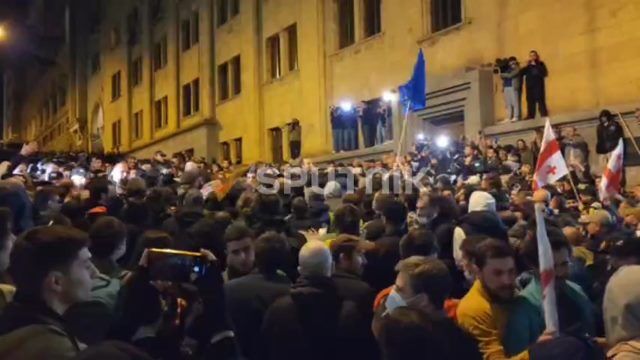 Ситуация у здания парламента Грузии накаляется