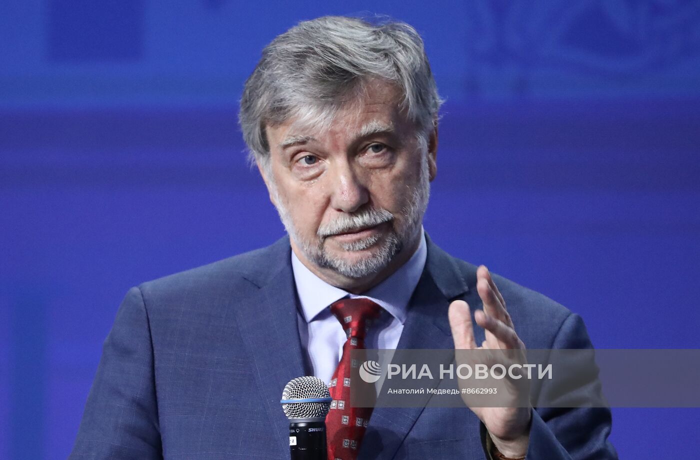 Выставка "Россия". Пленарная сессия Форума национальных приоритетов "Возможности будущего: кадры"