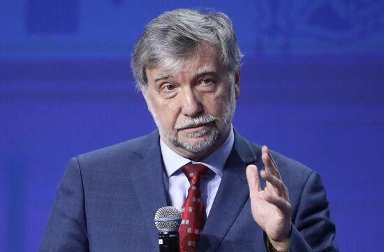 Выставка "Россия". Пленарная сессия Форума национальных приоритетов "Возможности будущего: кадры"