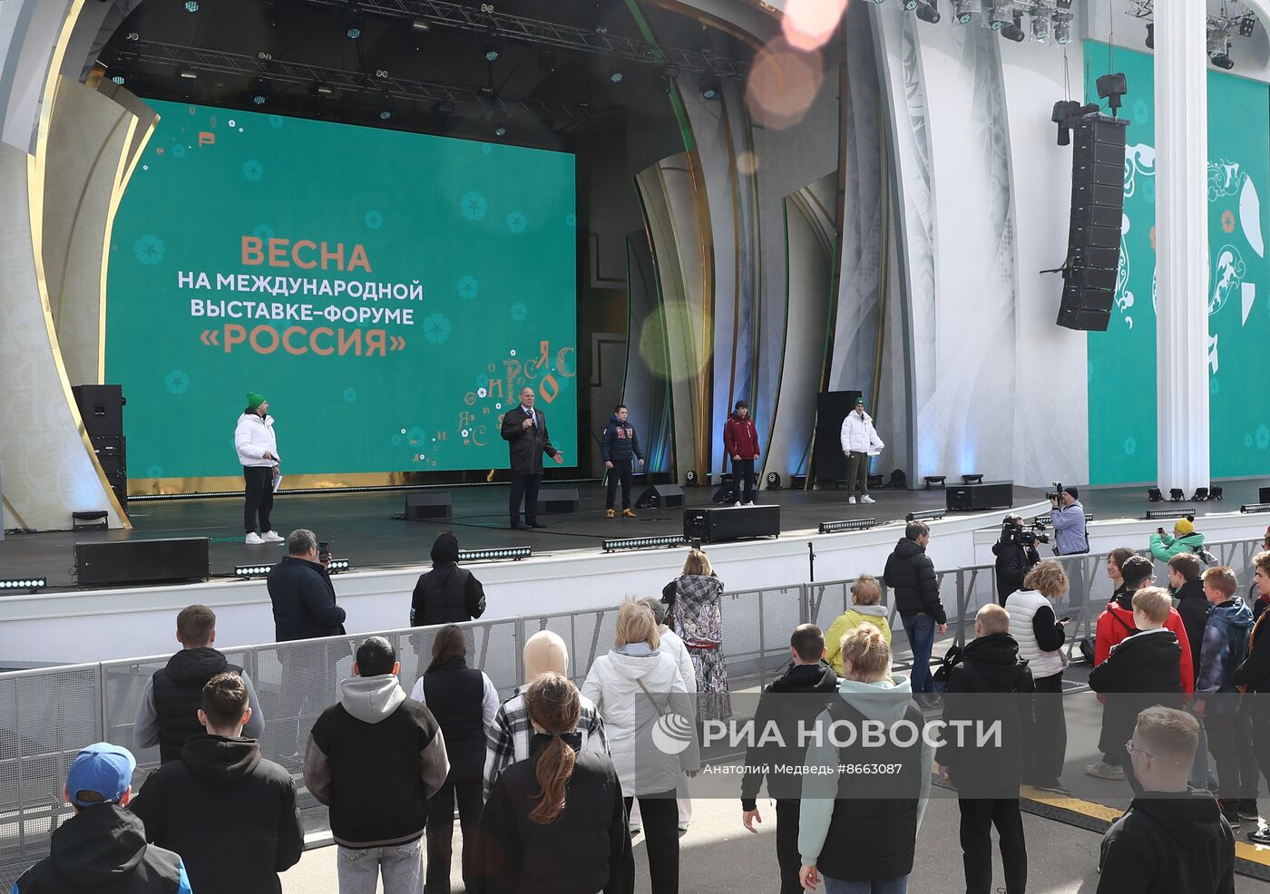 Выставка "Россия". Производственная гимнастика с участием сенатора Российской Федерации, трехкратного победителя олимпийских игр Александра Карелина