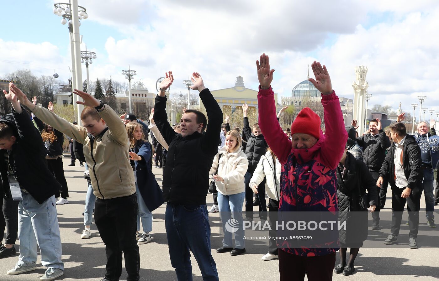 Выставка "Россия". Производственная гимнастика с участием сенатора Российской Федерации, трехкратного победителя олимпийских игр Александра Карелина