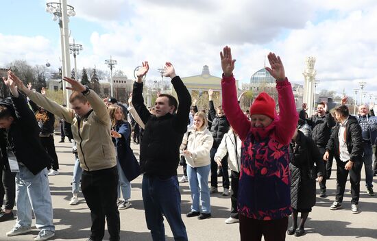 Выставка "Россия". Производственная гимнастика с участием сенатора Российской Федерации, трехкратного победителя олимпийских игр Александра Карелина