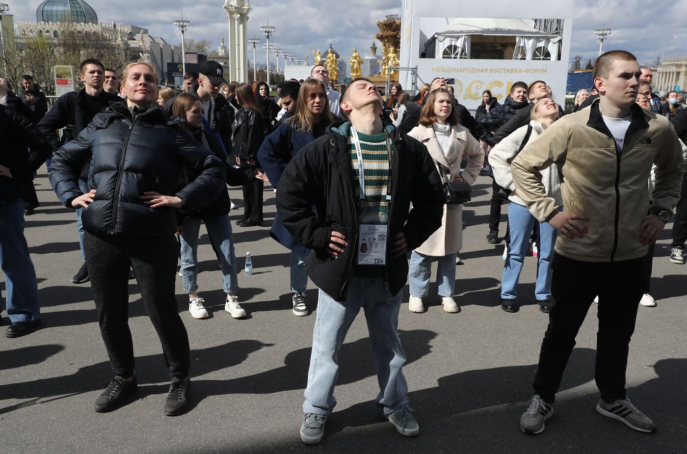 Выставка "Россия". Производственная гимнастика с участием сенатора Российской Федерации, трехкратного победителя олимпийских игр Александра Карелина