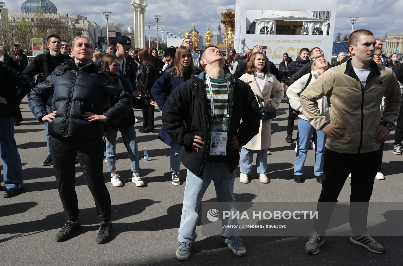 Выставка "Россия". Производственная гимнастика с участием сенатора Российской Федерации, трехкратного победителя олимпийских игр Александра Карелина