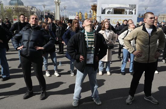 Выставка "Россия". Производственная гимнастика с участием сенатора Российской Федерации, трехкратного победителя олимпийских игр Александра Карелина