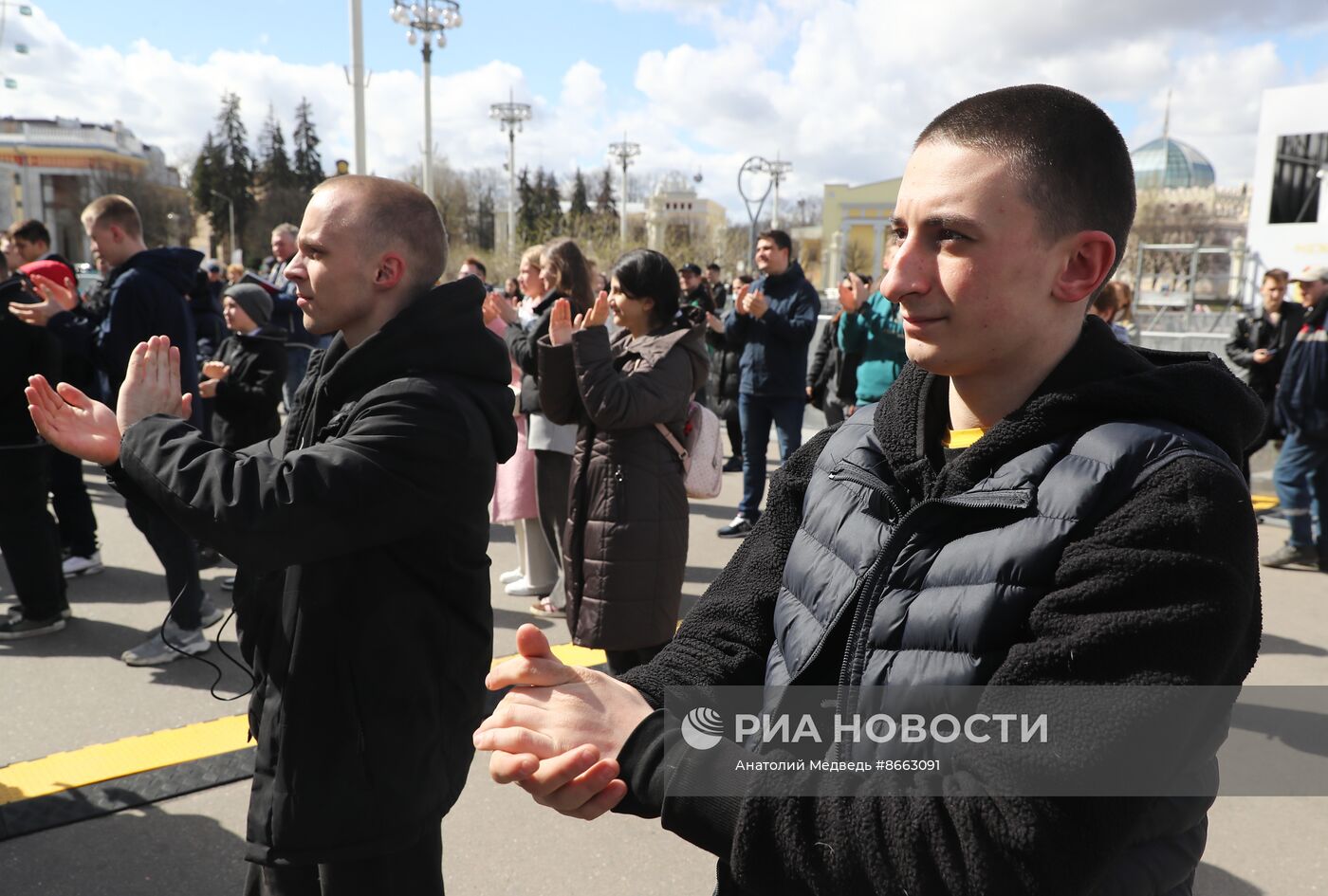 Выставка "Россия". Производственная гимнастика с участием сенатора Российской Федерации, трехкратного победителя олимпийских игр Александра Карелина