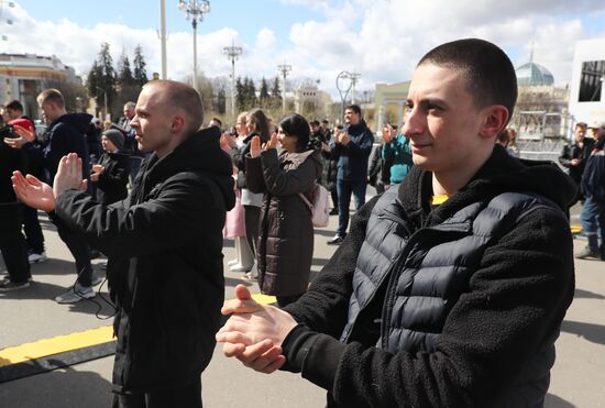 Выставка "Россия". Производственная гимнастика с участием сенатора Российской Федерации, трехкратного победителя олимпийских игр Александра Карелина