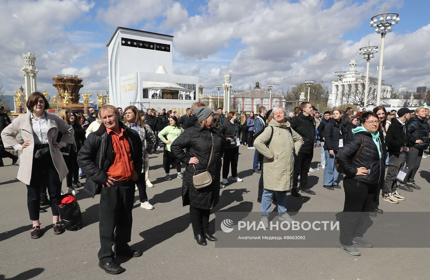 Выставка "Россия". Производственная гимнастика с участием сенатора Российской Федерации, трехкратного победителя олимпийских игр Александра Карелина