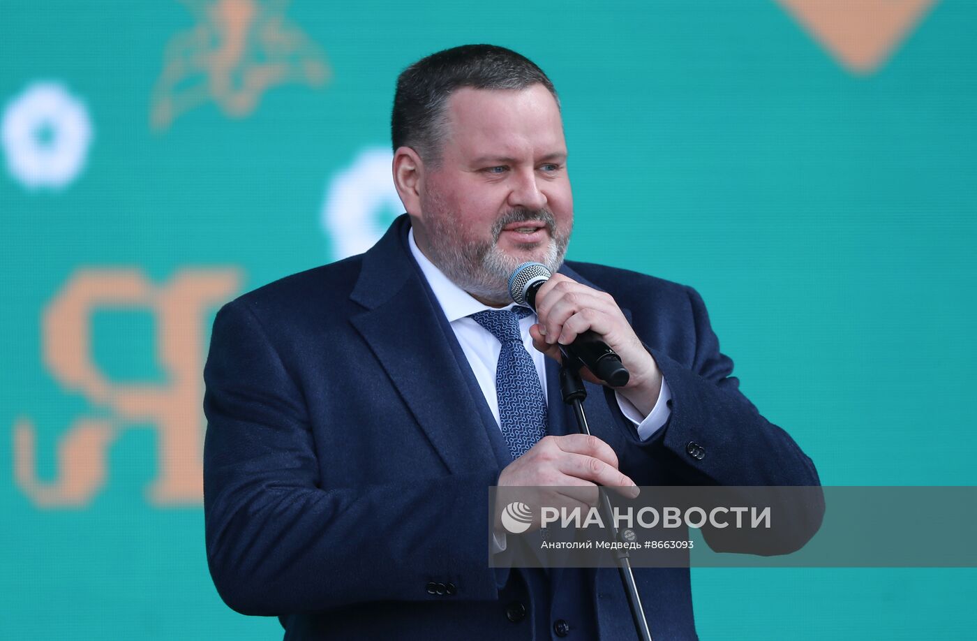 Выставка "Россия". Производственная гимнастика с участием сенатора Российской Федерации, трехкратного победителя олимпийских игр Александра Карелина