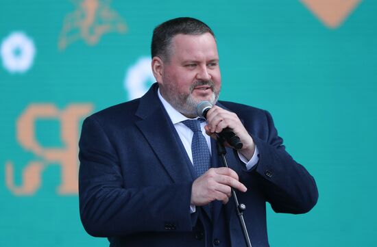 Выставка "Россия". Производственная гимнастика с участием сенатора Российской Федерации, трехкратного победителя олимпийских игр Александра Карелина