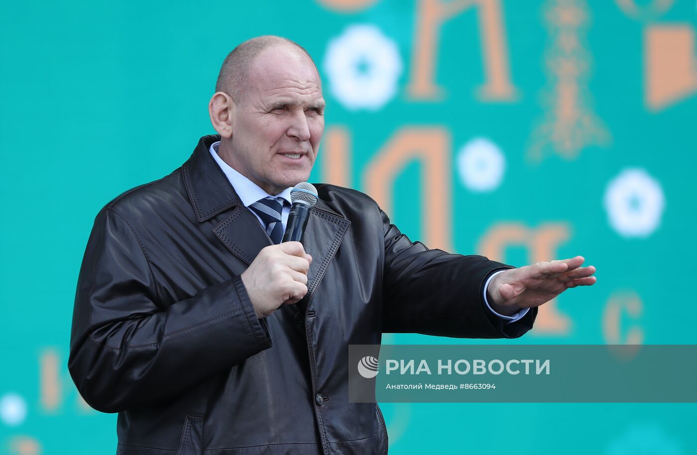 Выставка "Россия". Производственная гимнастика с участием сенатора Российской Федерации, трехкратного победителя олимпийских игр Александра Карелина