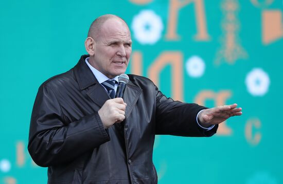 Выставка "Россия". Производственная гимнастика с участием сенатора Российской Федерации, трехкратного победителя олимпийских игр Александра Карелина