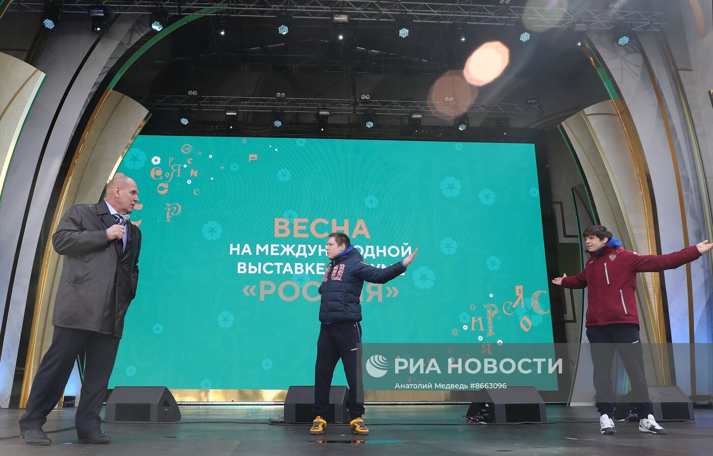 Выставка "Россия". Производственная гимнастика с участием сенатора Российской Федерации, трехкратного победителя олимпийских игр Александра Карелина