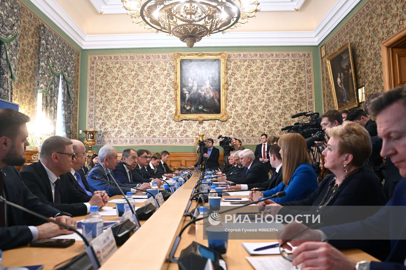 Глава МИД Сергей Лавров принял участие в заседании комиссии "Единой России" по международному сотрудничеству
