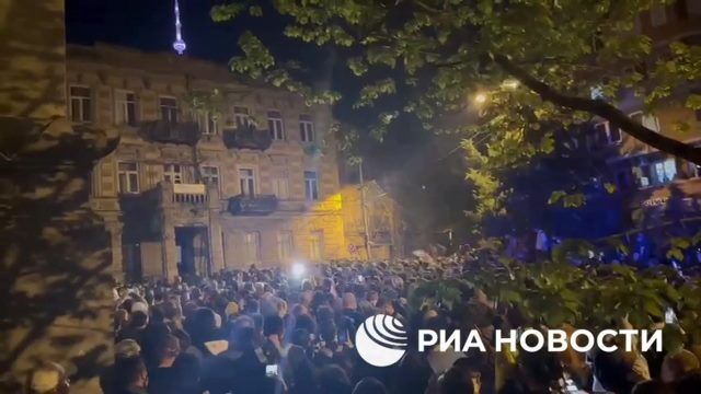 Обстановка у парламента в Тбилиси после стычек митингующих с полицией