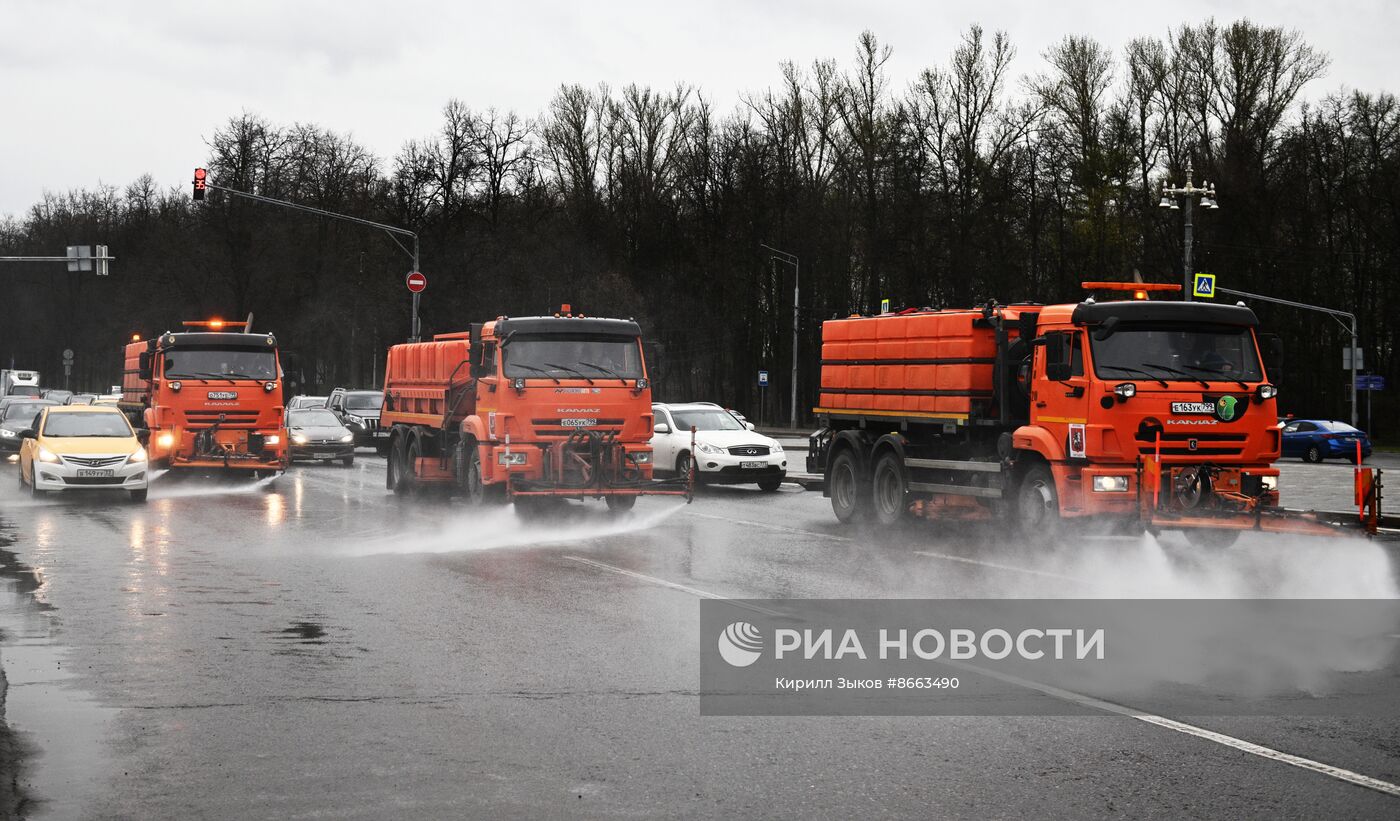 Промывка проезжей части на Воробьевых горах 