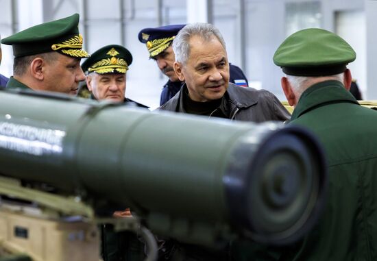 Министру обороны РФ С. Шойгу представили перспективные образцы военной техники