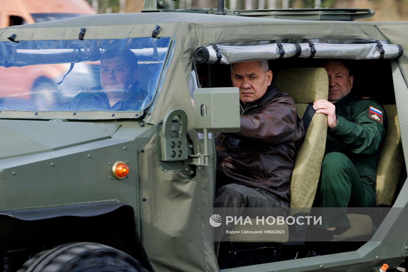 Министру обороны РФ С. Шойгу представили перспективные образцы военной техники